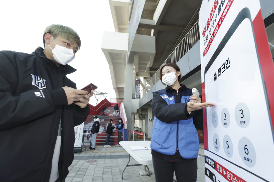 야구 팬들이 수윈KT위즈파크 입장을 위해 '콜체크인' 서비스를 통해 출입 등록을 하고 있다. KT 제공